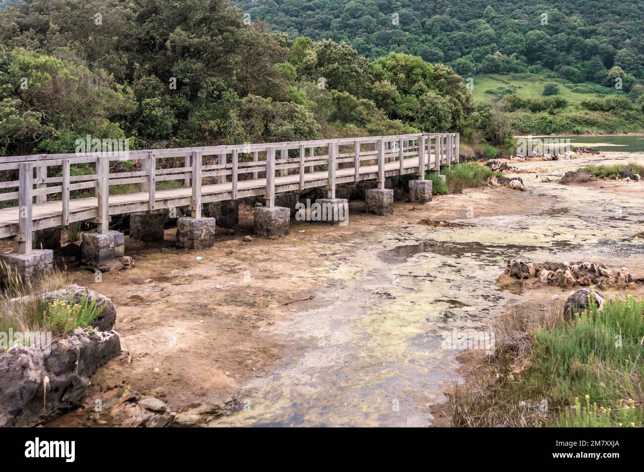 Hölzerne Passage in der Gezeitenmühle Santa Olaja in Arnuero, Kantabrien, Spanien, Europa Stockfoto