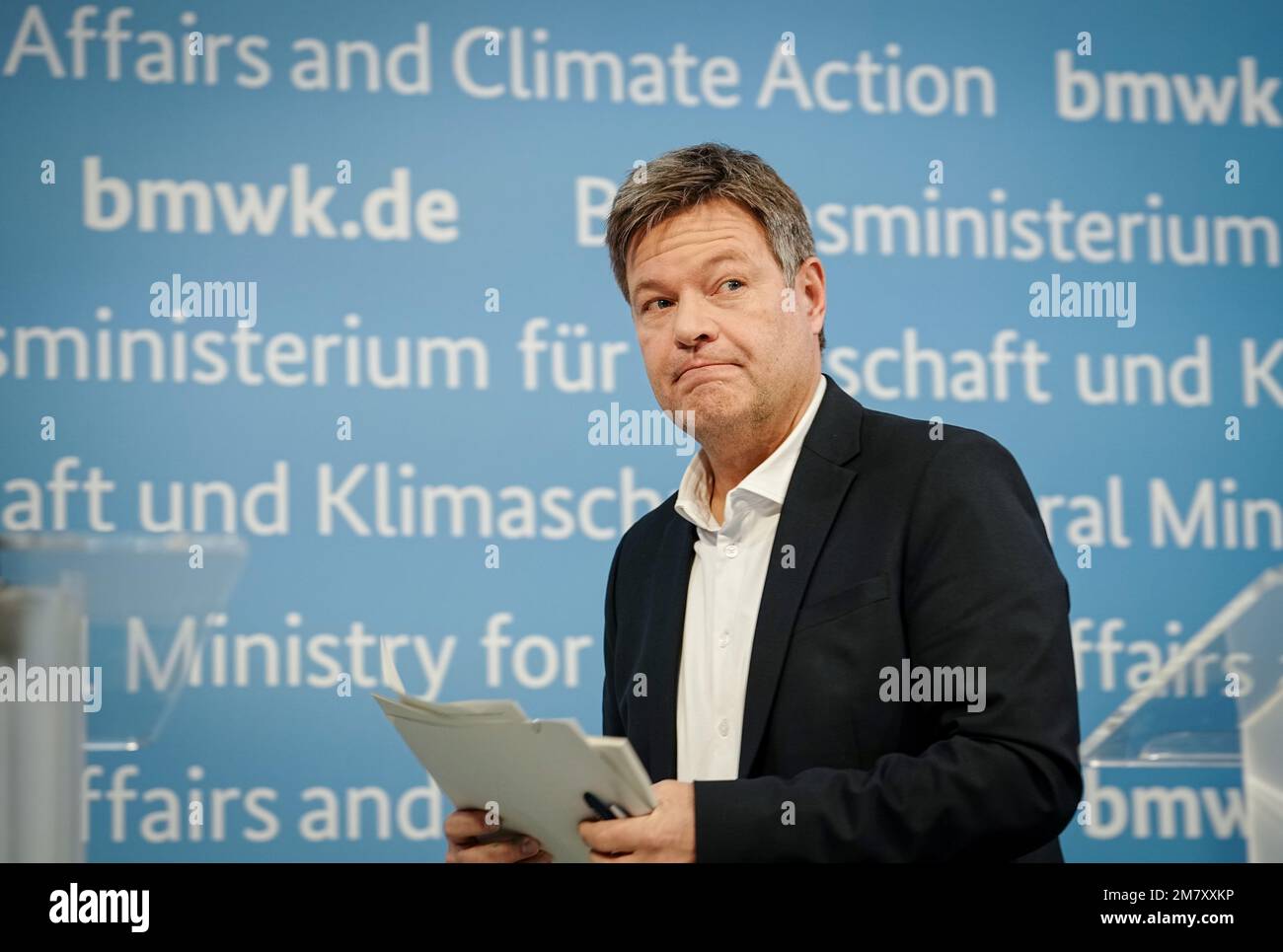 Berlin, Deutschland. 11. Januar 2023. Robert Habeck (Bündnis 90/die Grünen), Bundesminister für Wirtschaft und Klimaschutz, hält eine Pressekonferenz über den vom Bundeskabinett gebilligten Gesetzentwurf zur Digitalisierung der Energiewende ab. Kredit: Kay Nietfeld/dpa/Alamy Live News Stockfoto