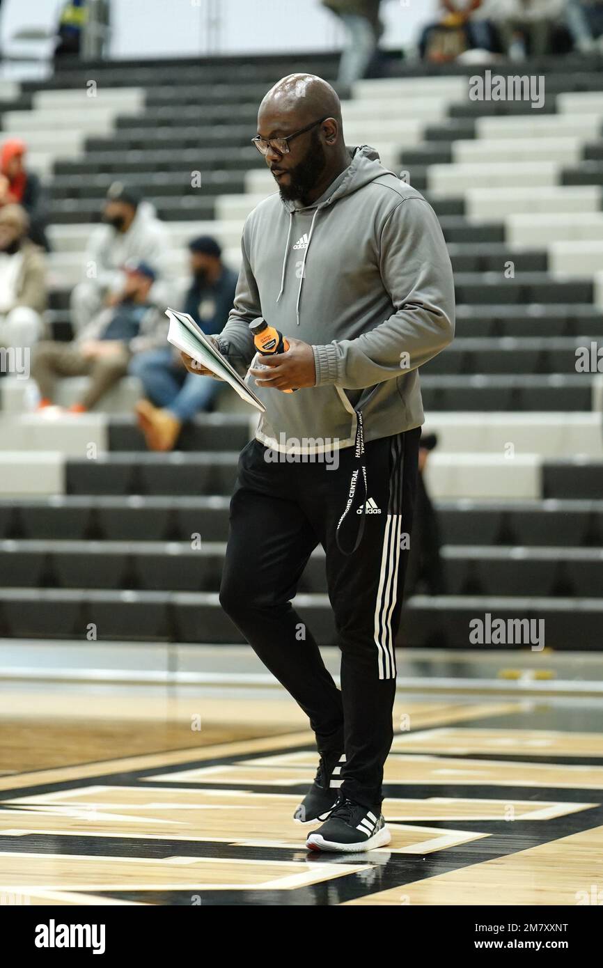 Ein vertikales Bild eines schwarzen Trainers an der Seite des Platzes bei einem Basketballspiel der Indiana High School Stockfoto