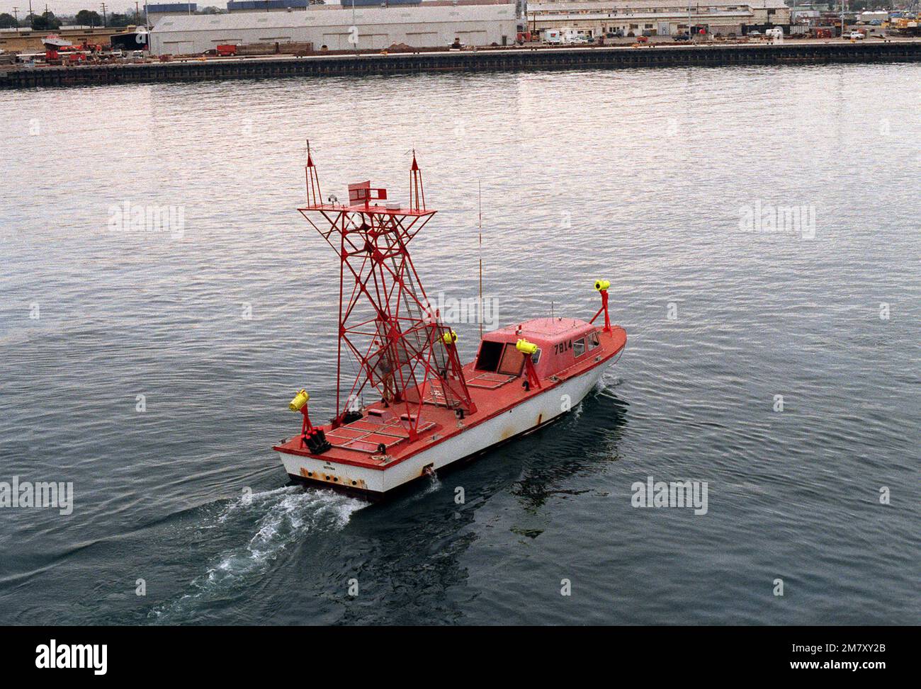 Steuerbord-Bogenansicht des Mark 35-Septarboots Nr. 7814, die die Kamerakonfiguration für das RIM-7-Raketenprogramm Sea Sparrow zeigt. Basis: Port Hueneme Hafen Bundesstaat: Kalifornien (CA) Land: Vereinigte Staaten von Amerika (USA) Stockfoto