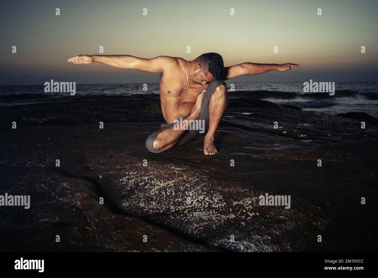 Indisches Männliches Model Mit Yoga-Haltungen Stockfoto