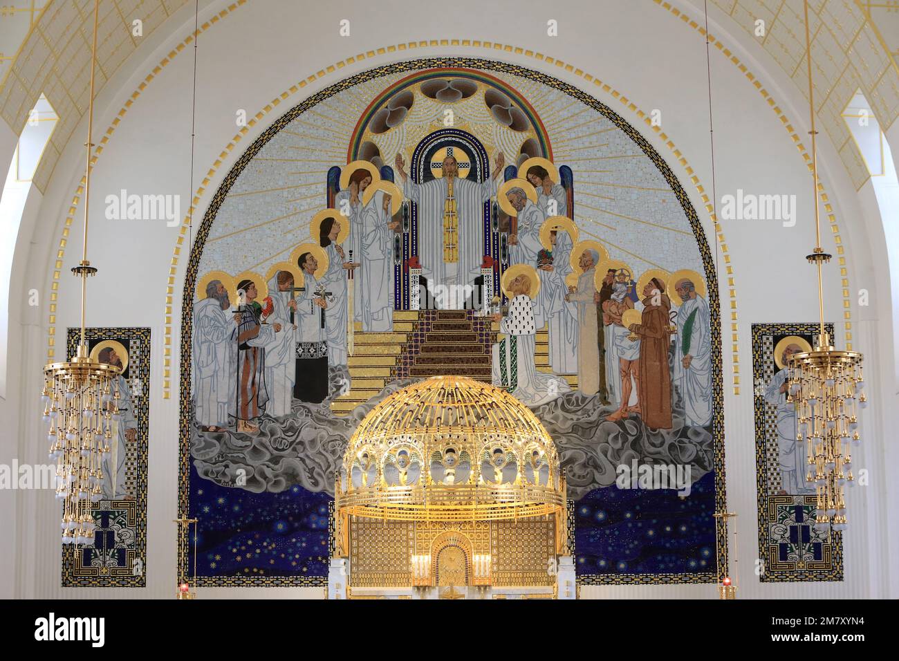 Le maître-autel et son baldaquin doré en cuivre. Steinhof Kirche, erbaut von Otto Wagner zwischen 1902 und 19077. Vienne. Autriche. Europa. Stockfoto