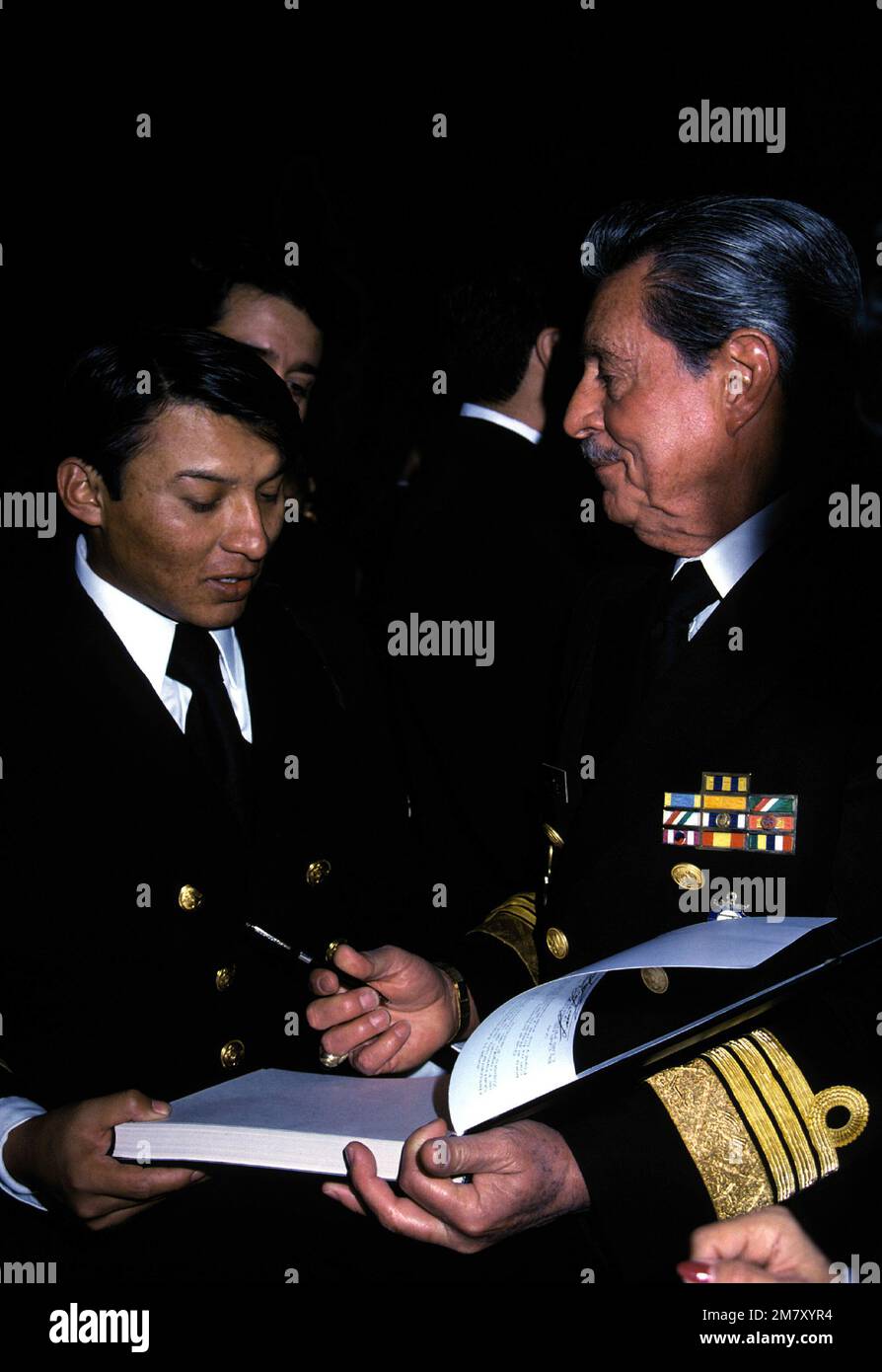 ADM Miguel Gomez Ortega, Generalkommandant der mexikanischen Marine, nimmt im Anschluss an die Verlegungszeremonie für die Zeremonien VOGELGESANG (DD-862) und STEINEKER (DD-863) zur mexikanischen Marine an einem Empfang Teil. Basis: Newport Staat: Rhode Island (RI) Land: Vereinigte Staaten von Amerika (USA) Stockfoto