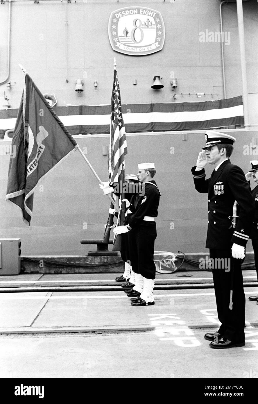 Offiziere und Besatzungsmitglieder der geführten Raketenfregatte USS STARK (FFG-31) übernehmen die Aufgaben der Ehrenwache während der Zeremonie zur Inbetriebnahme des Schiffes. Basis: Todd Pacific Shipward State: Washington (WA) Land: Vereinigte Staaten von Amerika (USA) Stockfoto