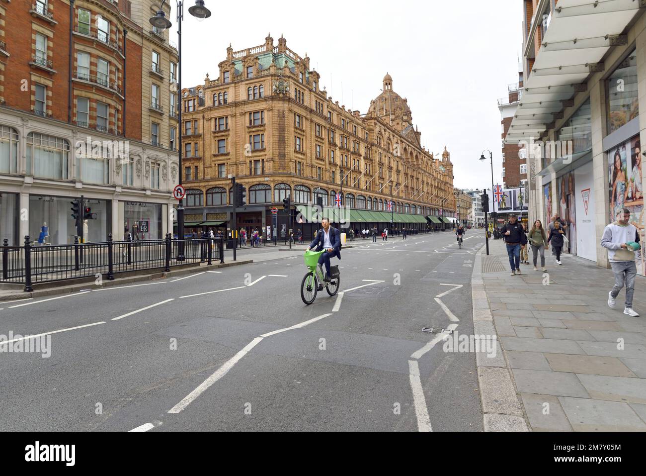 London, England, Großbritannien. Harrods Kaufhaus in einem fast verlassenen Knightbridge am Tag der Beerdigung von Königin Elizabeth II., 19. September 2022 Stockfoto