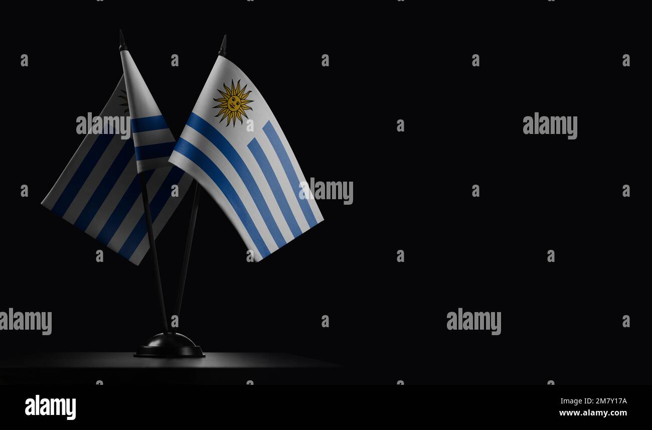 Kleine Nationalflaggen der Uruguay auf schwarzem Hintergrund. Stockfoto