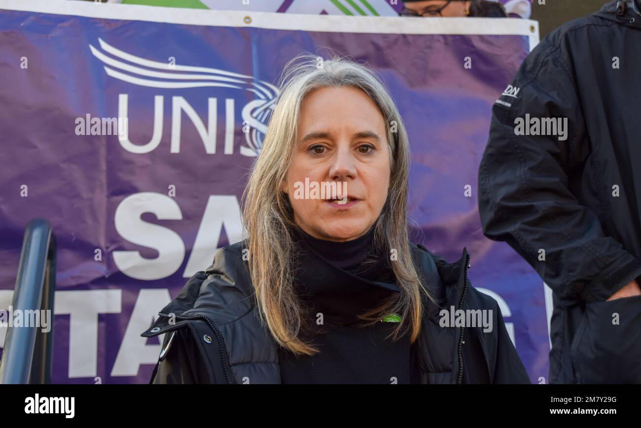 London, Großbritannien. 11. Januar 2023 Sara Gorton, Leiterin des Gesundheitswesens bei UNISON, spricht vor den Medien vor dem Londoner Ambulanzdienst-Hauptquartier in Waterloo, während das Krankenwagenpersonal weiter über die Bezahlung streikt. Kredit: Vuk Valcic/Alamy Live News Stockfoto