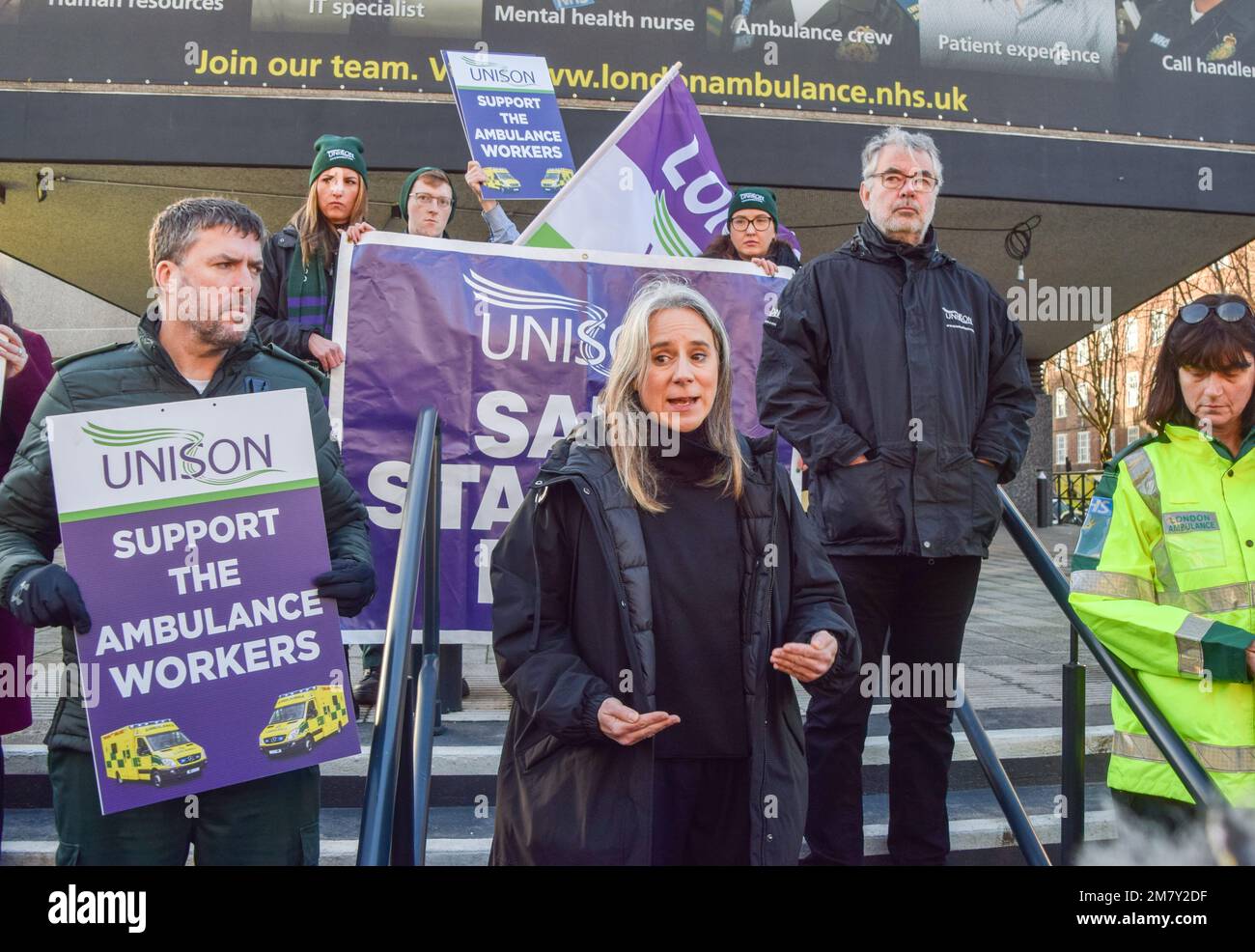 London, Großbritannien. 11. Januar 2023 Sara Gorton, Leiterin des Gesundheitswesens bei UNISON, spricht vor den Medien vor dem Londoner Ambulanzdienst-Hauptquartier in Waterloo, während das Krankenwagenpersonal weiter über die Bezahlung streikt. Kredit: Vuk Valcic/Alamy Live News Stockfoto