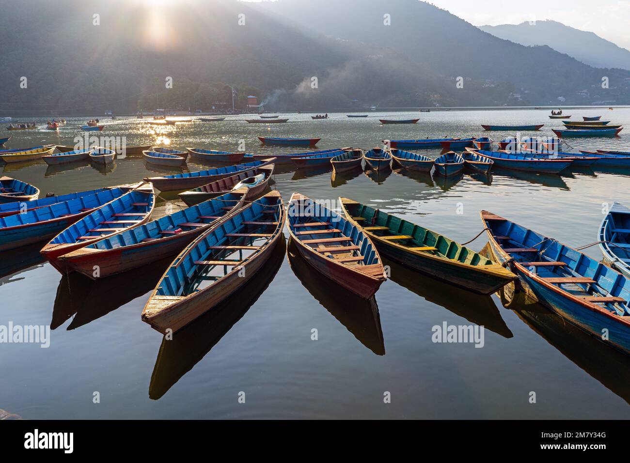 Pokhara, Nepal; 4. Dezember 2022; mehrfarbige Boote liegen am Phewa See vor Stockfoto