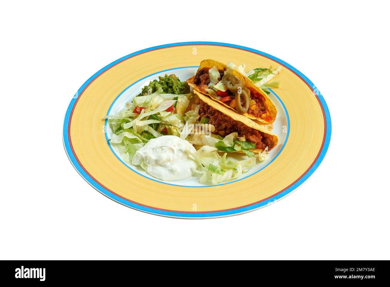 Rindfleisch-Tacos auf einem Teller mit Salat und Avocado isoliert auf weißem Boden mit Pfad Stockfoto