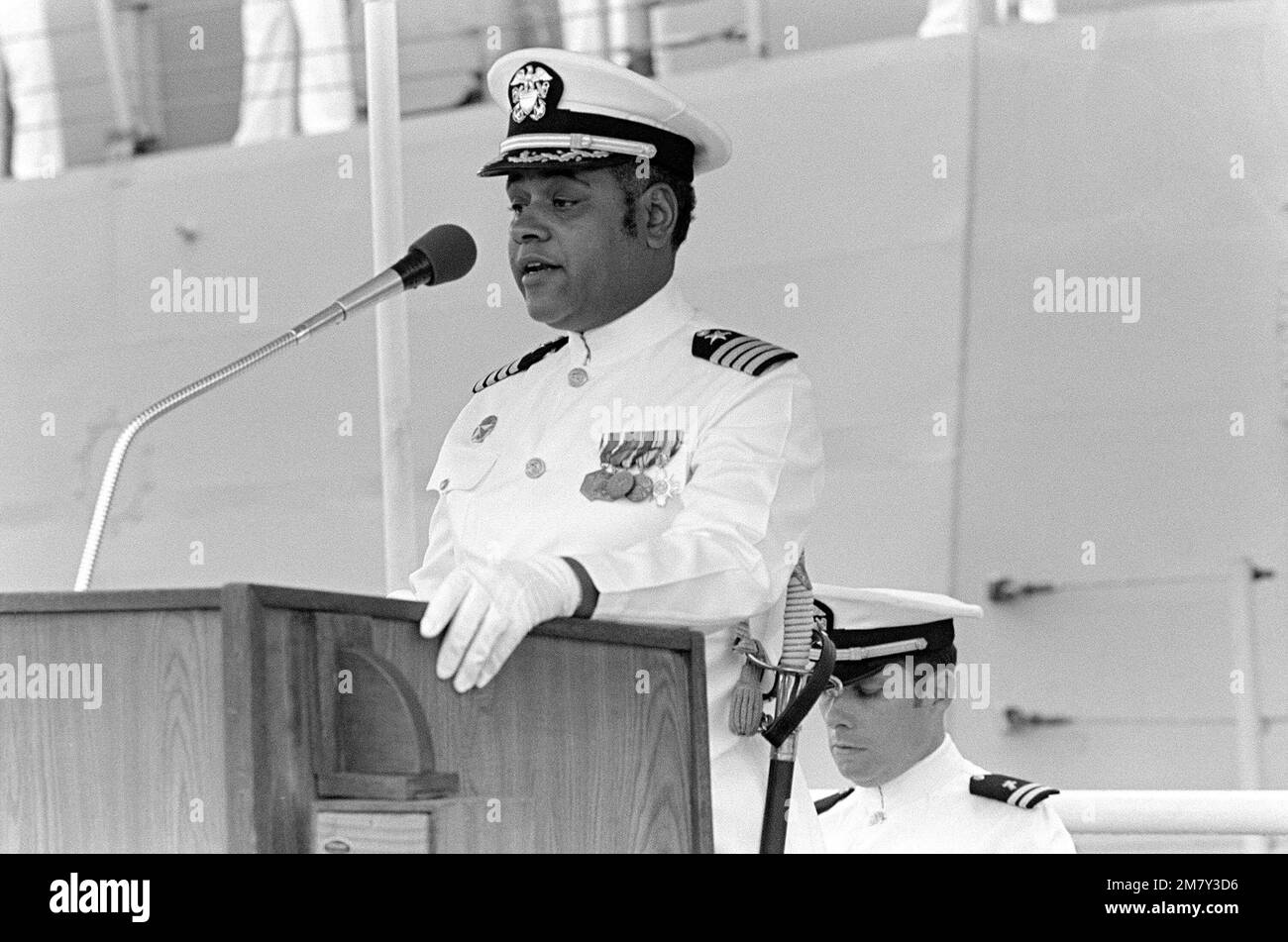Captain (CAPT) Wendell N. Johnson spricht während der Stilllegung des Zerstörers USS MORTON (DD 948) zu den Gästen. Basis: Pearl Harbor Bundesstaat: Hawaii (HI) Land: Vereinigte Staaten von Amerika (USA) Stockfoto