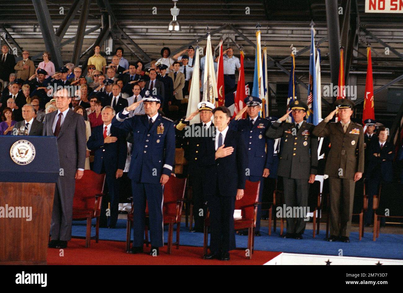Vizepräsident George Bush, Left, Verteidigungsminister Caspar Weinberger und Mitglieder der Stabschefs nehmen am Ruhestand von GENERAL David C. Jones, dem Vorsitzenden der Stabschefs, Teil. Basis: Luftwaffenstützpunkt Andrews Bundesstaat: Maryland (MD) Land: Vereinigte Staaten von Amerika (USA) Stockfoto