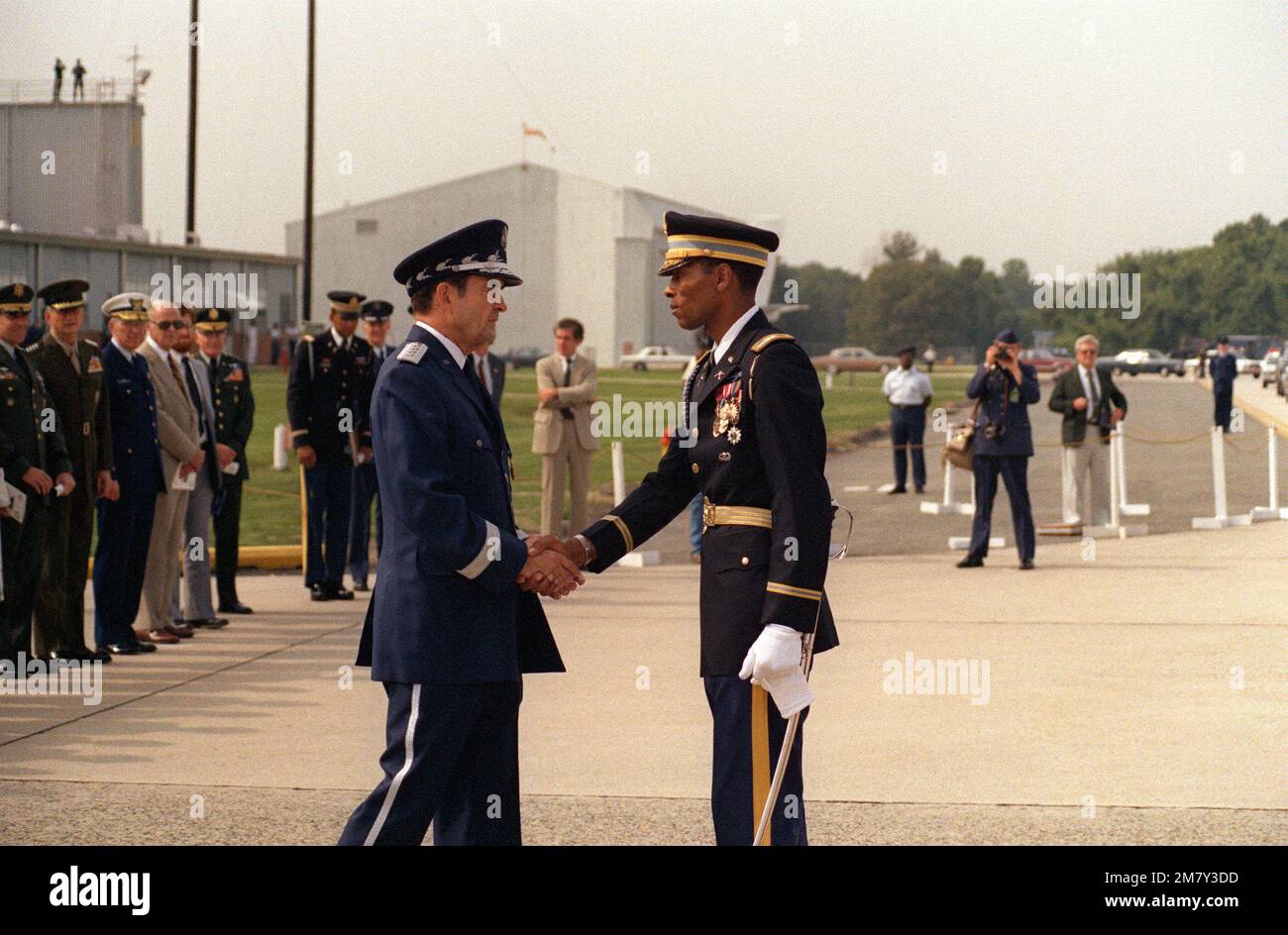 GENERAL David C. Jones, Vorsitzender der Stabschefs, verließ das Unternehmen und schüttelt einem Mitglied der Ehrengarde die Hand, das an seiner Ruhestandszeremonie teilnimmt. Basis: Luftwaffenstützpunkt Andrews Bundesstaat: Maryland (MD) Land: Vereinigte Staaten von Amerika (USA) Stockfoto