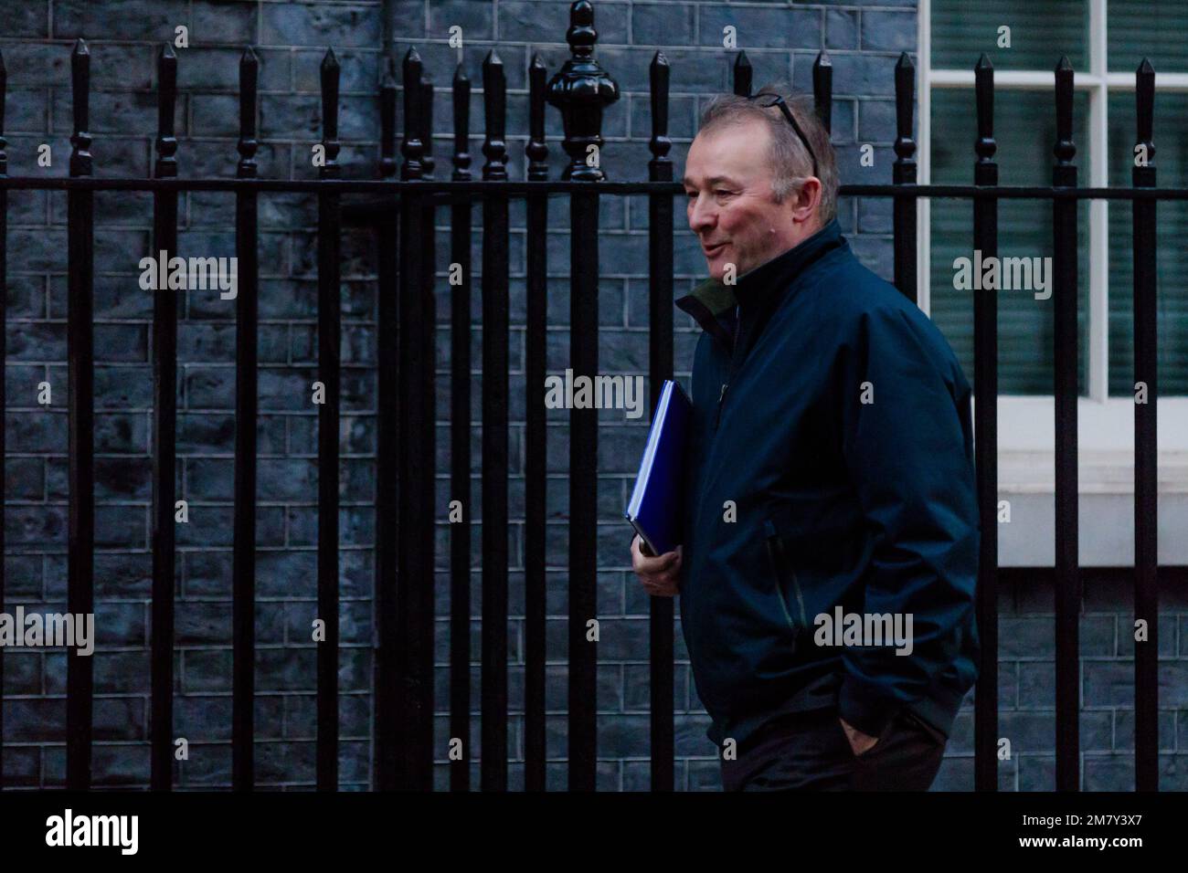 Downing Street, London, Großbritannien. 11. Januar 2023 Simon Hart MP, Parlamentarischer Sekretär des Schatzamtes (Chief Whip), kam heute früh in der Downing Street an, nachdem Tory Backbencher Andrew Bridgen weitere kontroverse Bemerkungen gegen Covid-Impfstoff gemacht hatte. Foto: Amanda Rose/Alamy Live News Stockfoto