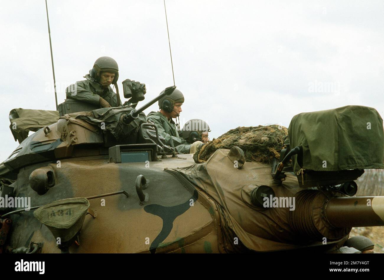 Die Teilnehmer des Übungsteams Spirit '82 erwarten weitere Anweisungen, nachdem sie einen Strandangriff in einem gepanzerten Fahrzeug durchgeführt haben. Subjekt Operation/Serie: TEAMGEIST '82 Land: Südkorea Stockfoto