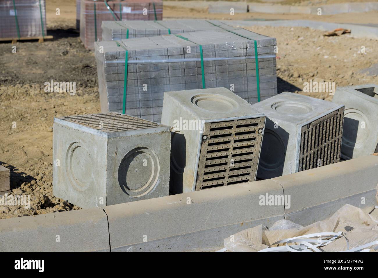 Während des Baus von Straßen auf Betonböden wurden Regenwasserentwässerungssysteme installiert Stockfoto