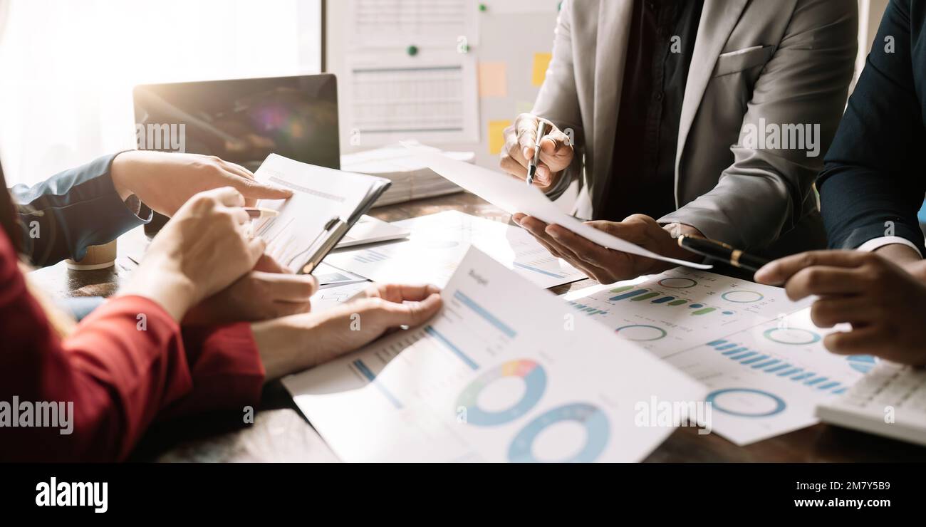 Zusammenarbeit im Geschäftsteam, Besprechung der Arbeitsanalyse mit Finanzdaten und Diagramm zum Marketingwachstum im Team, Präsentation und Brainstorming Stockfoto