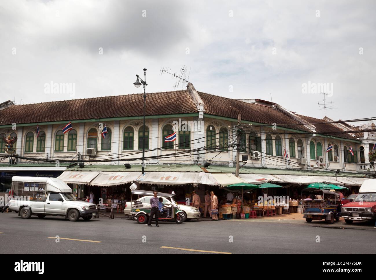 Bangkok, Tahiland-14. Juli 2009: Markt und Geschäfte in einer Straße von Bangkok Stockfoto