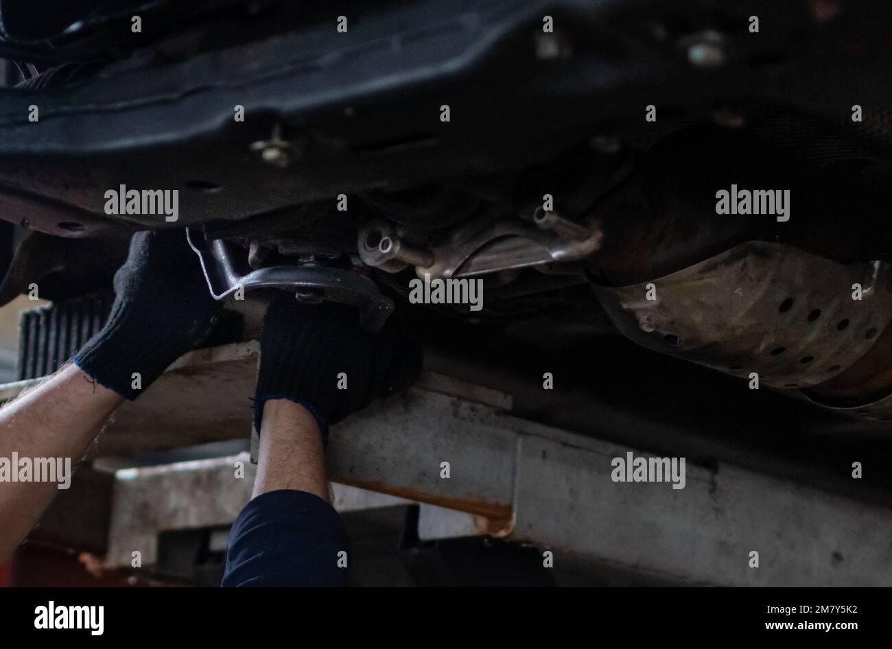 Reparatur des Unterwagens der Vorderradaufhängung des Fahrzeugs in der Garage des Pkw-Service Stockfoto