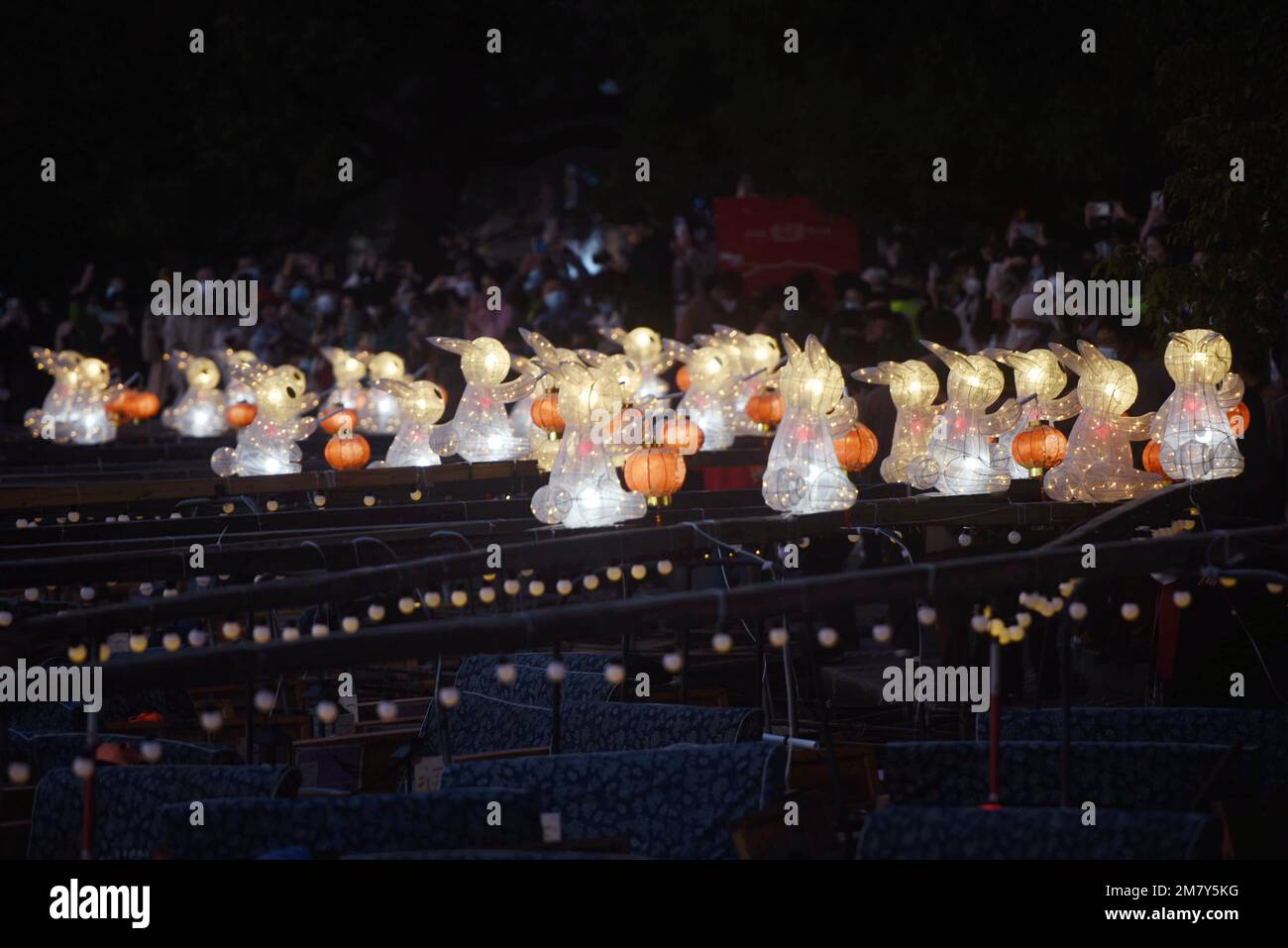 HANGZHOU, CHINA - 11. JANUAR 2023 - Eine große Anzahl von Bürgern und Touristen beobachtete und fotografierte handgezogene Boote, die mit Jade Rabbit Lant ausgestattet waren Stockfoto