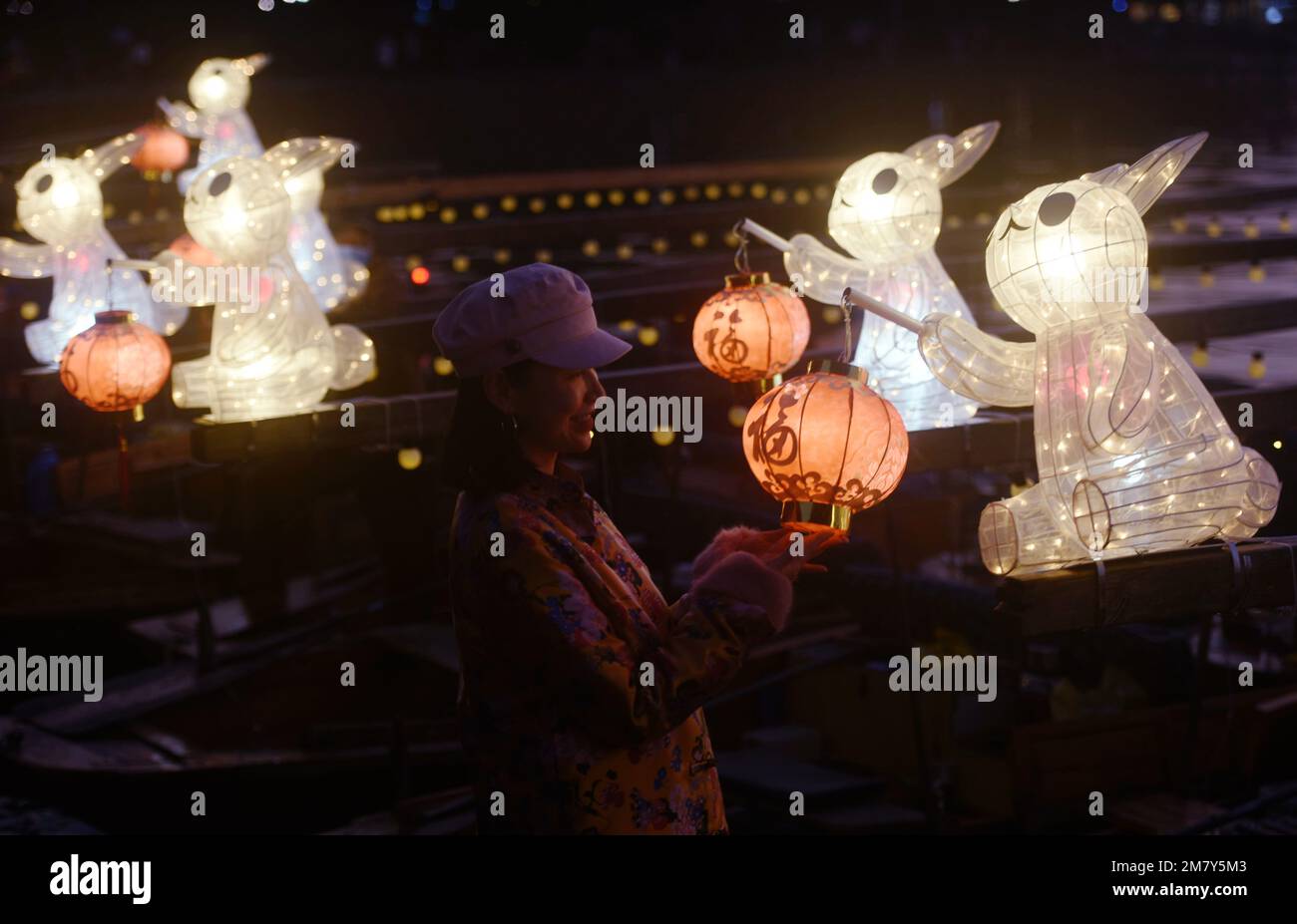 HANGZHOU, CHINA - 11. JANUAR 2023 - Eine große Anzahl von Bürgern und Touristen beobachtete und fotografierte handgezogene Boote, die mit Jade Rabbit Lant ausgestattet waren Stockfoto