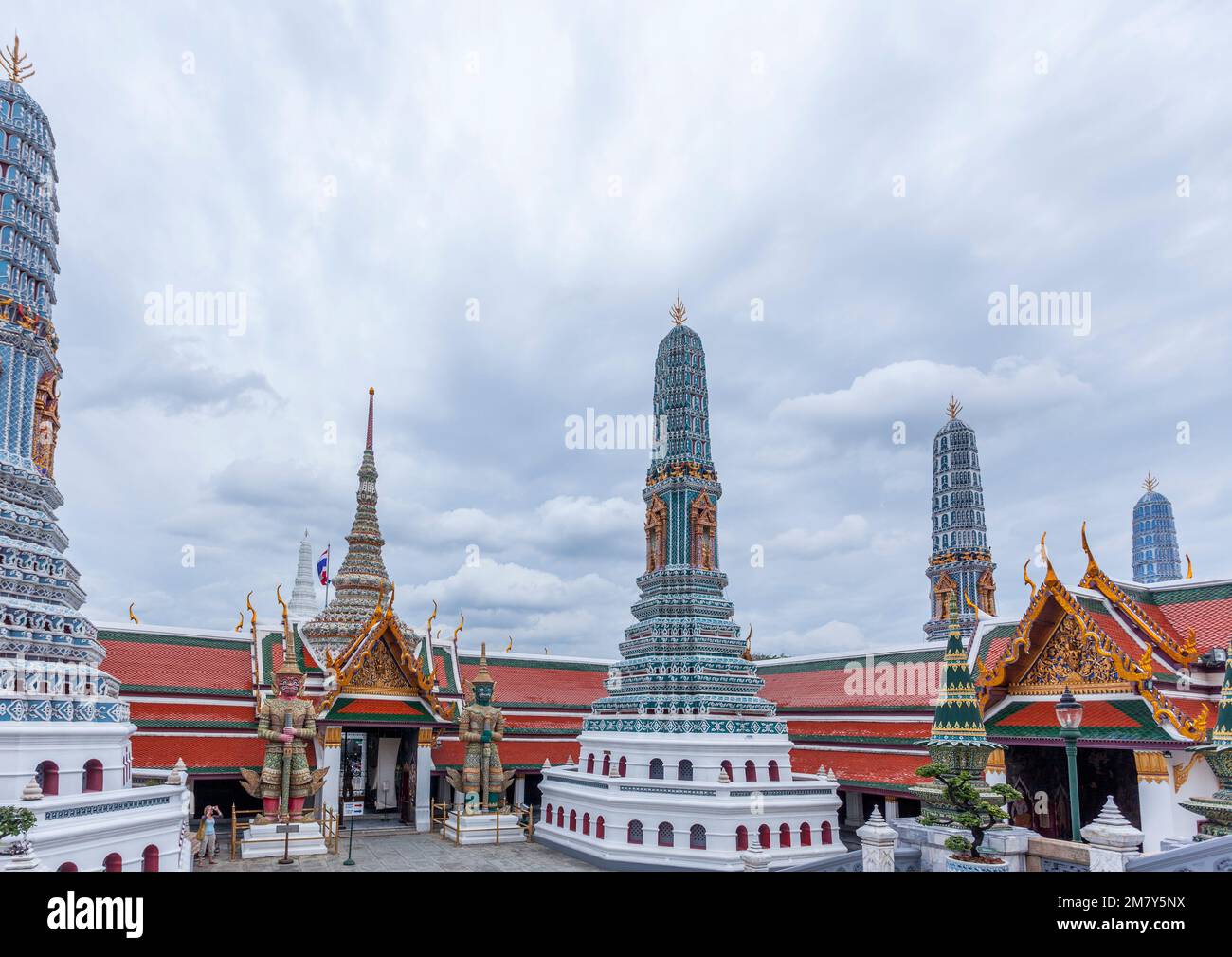 Details zum wunderschönen Großen Palast von Bangkok an einem bewölkten Tag im Monsun Stockfoto