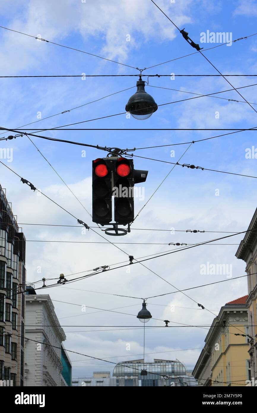 Feu Rouge suspendu. Vienne. Autriche. Europa. Stockfoto