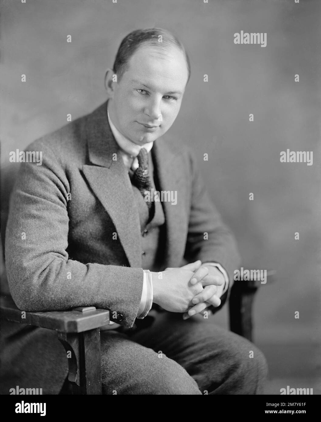 Vintage-Foto des niederländischen Flugzeugpioniers und Flugzeugdesigners Anton Herman Gerard „Anthony“ Fokker aus dem Jahr 1912. Er entwarf die berüchtigten Kampfflugzeuge Fokker Eindecker, DR1 Triplane und Fokker DVII für die deutsche Luftwaffe im Ersten Weltkrieg Stockfoto