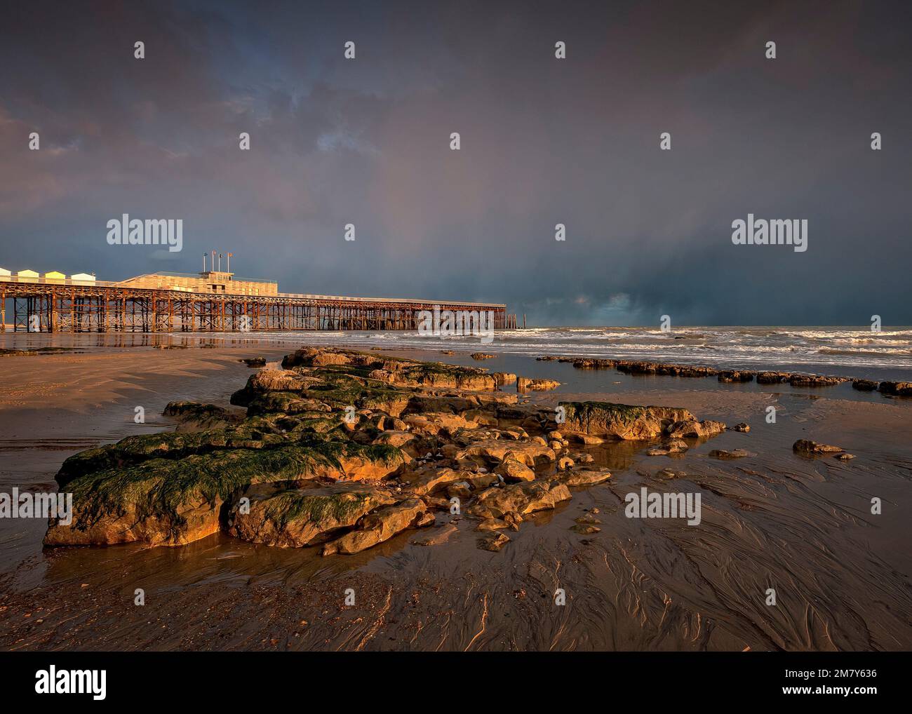 Hastings Pier bei Ebbe - East Sussex UK Stockfoto