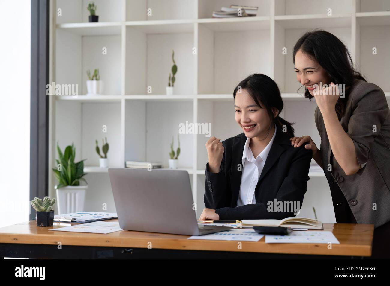 Group of Young Asian Business Team kreative Geschäftsleute Mitarbeiter im Büro glücklich, erfolgreich zu sein Partnerschaft Teamwork feiert Leistung und Stockfoto