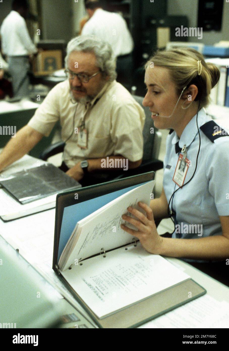 2LT Diane Langmade ist besorgt darüber, wie gut die Fliesen im Space Shuttle Columbia funktionieren. Basis: Johnson Space Center, Houston Bundesstaat: Texas (TX) Land: Vereinigte Staaten von Amerika (USA) Stockfoto
