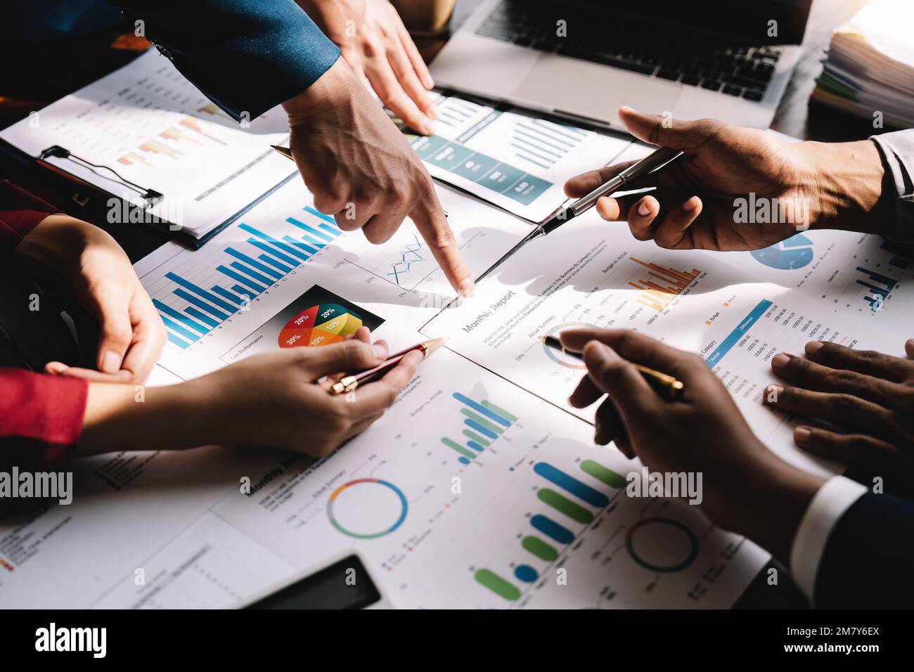 Geschäftsleute treffen sich, um die Situation auf dem Markt zu diskutieren. Business Financial Concept Stockfoto