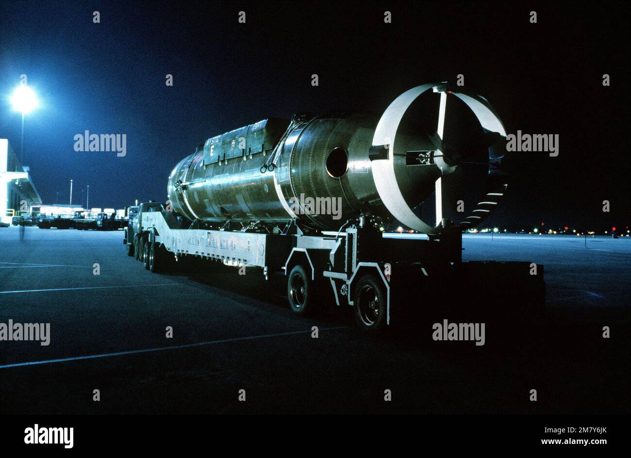 Linke Rückansicht des Mystic DSRV-1 (Tiefenrettungsfahrzeug), das kurz nach dem Download aus einem C-5-Galaxy-Flugzeug in einem Wartebereich geparkt ist. Basis: Luftwaffenstützpunkt Charleston Bundesstaat: South Carolina (SC) Land: Vereinigte Staaten von Amerika (USA) Stockfoto