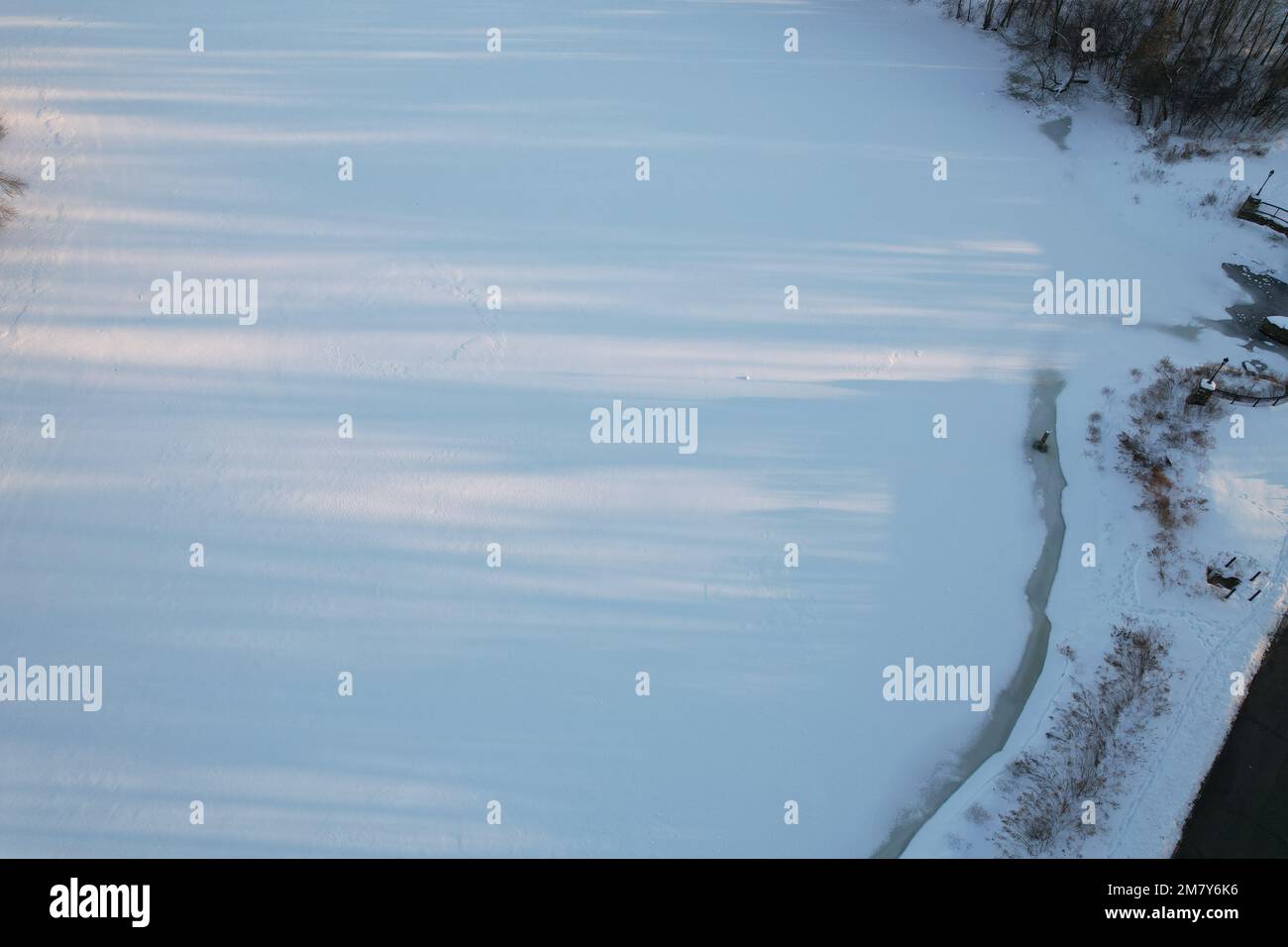 Ein Luftzug eines großen gefrorenen Sees, bedeckt mit Schnee in Cleveland an einem kalten Wintertag Stockfoto