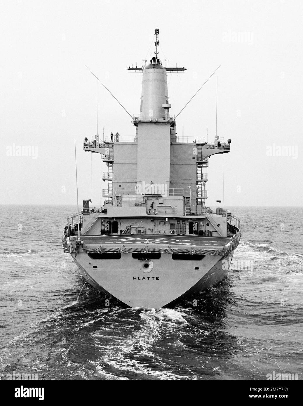 Ein Blick aus der Vogelperspektive auf die Cimarron Class Oiler PLATTE (AO-186), die während der Seeversuche im Gange ist. Land: Golf Von Mexiko Stockfoto