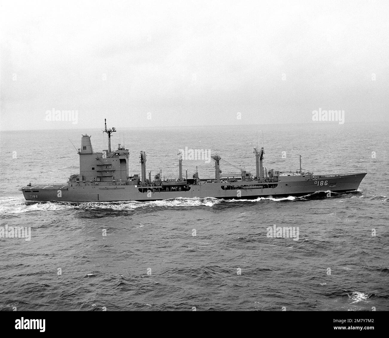 Ein Steuerbordbalkenblick der Cimarron-Klasse-Öler PLATTE (AO-186), die während der Seeversuche im Gange ist. Land: Golf Von Mexiko Stockfoto