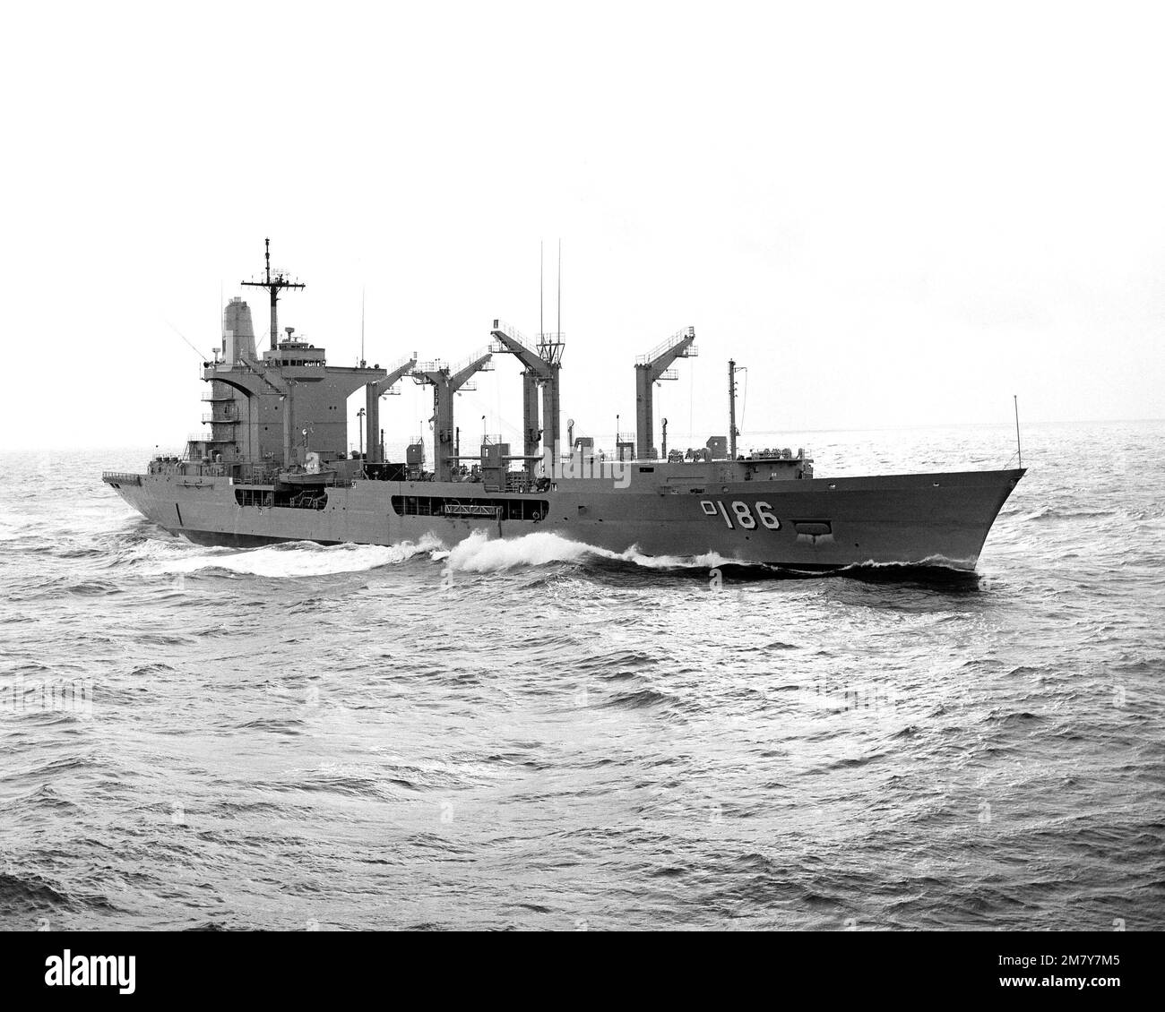 Ein Luftbord-Bugblick auf die Cimarron-Klasse-Öler PLATTE (AO-186), die während der Seeversuche im Gange ist. Land: Golf Von Mexiko Stockfoto