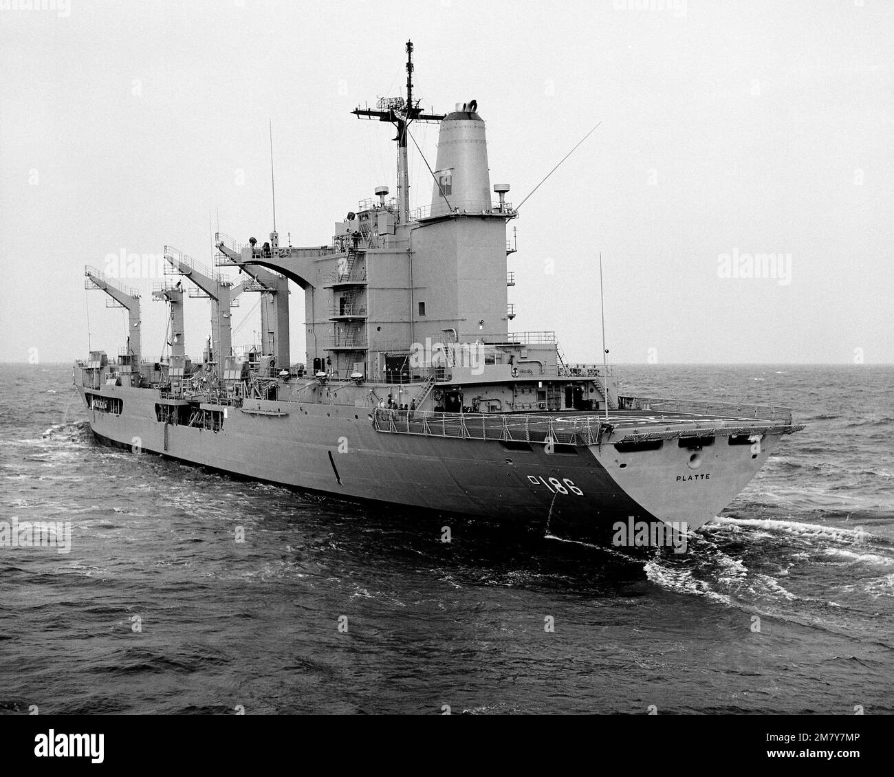 Ein Hafenviertelblick der Cimarron-Klasse-Öler PLATTE (AO-186) aus der Luft, die während der Seeversuche im Gange ist. Land: Golf Von Mexiko Stockfoto