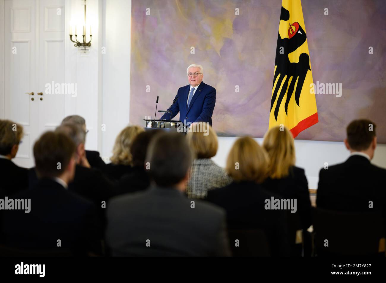 Berlin, Deutschland. 11. Januar 2023. Bundespräsident Frank-Walter Steinmeier spricht anlässlich des Richterwechsels am Bundesverfassungsgericht im Schloss Bellevue. Das Bundesverfassungsgericht besteht aus sechzehn Richtern. Die Amtszeit beträgt zwölf Jahre, eine Wiederwahl ist nicht möglich. Kredit: Bernd von Jutrczenka/dpa/Alamy Live News Stockfoto