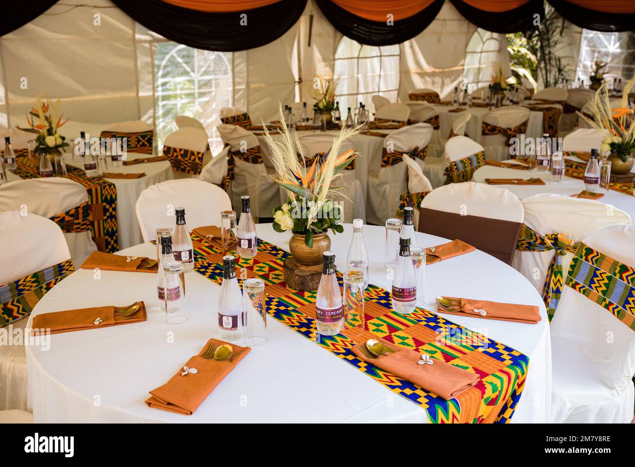 Kenia Hochzeit Bilder Einrichtung Rigs Zubehör Details Essen Hochzeitskleid Kleider Paar Braut Ringe Schuhe draußen drinnen wild Bushepic Stockfoto