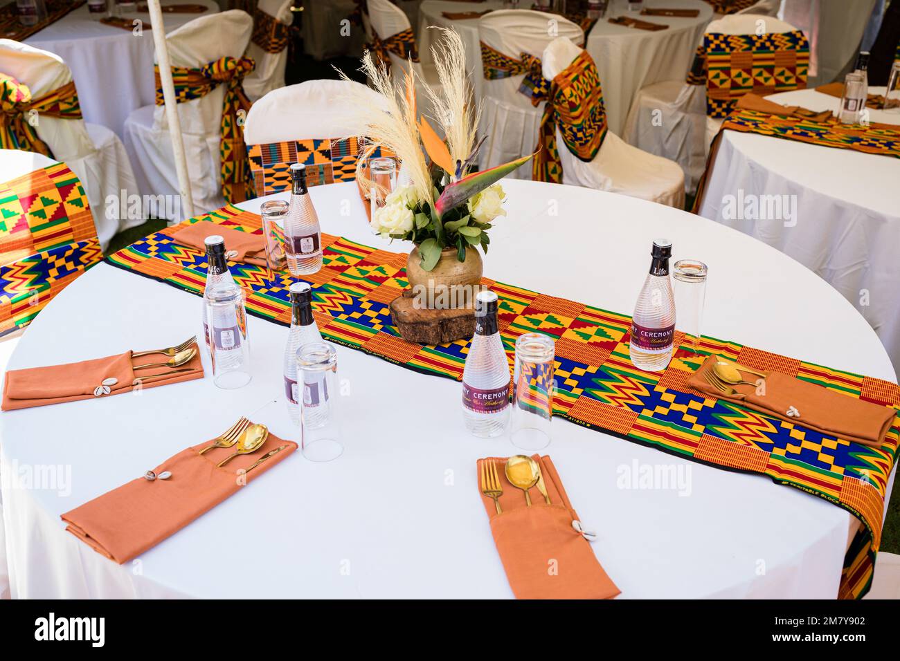 Kenia Hochzeit Bilder Einrichtung Rigs Zubehör Details Essen Hochzeitskleid Kleider Paar Braut Ringe Schuhe draußen drinnen wild Bushepic Stockfoto