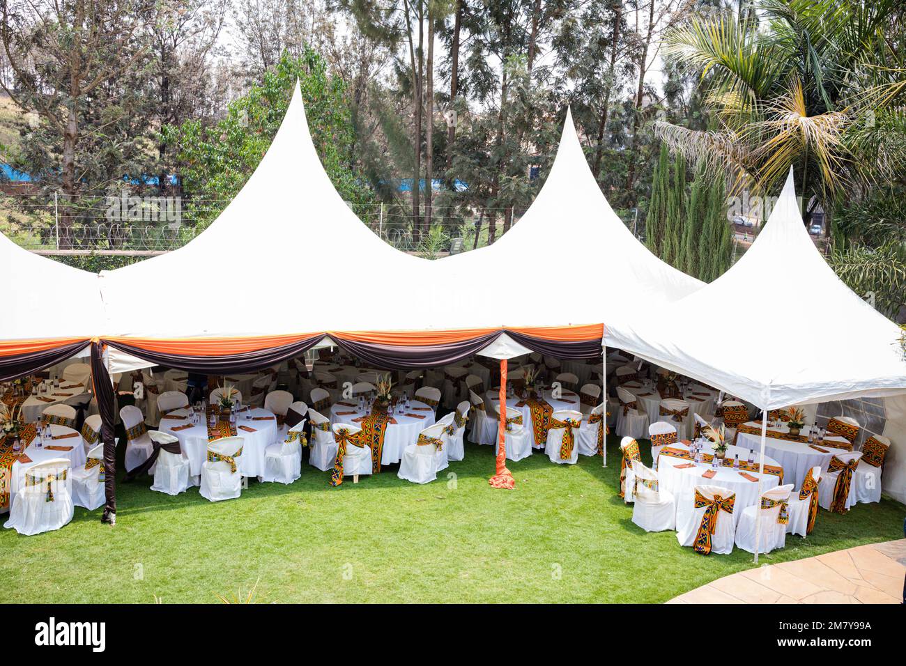 Kenia Hochzeit Bilder Einrichtung Rigs Zubehör Details Essen Hochzeitskleid Kleider Paar Braut Ringe Schuhe draußen drinnen wild Bushepic Stockfoto