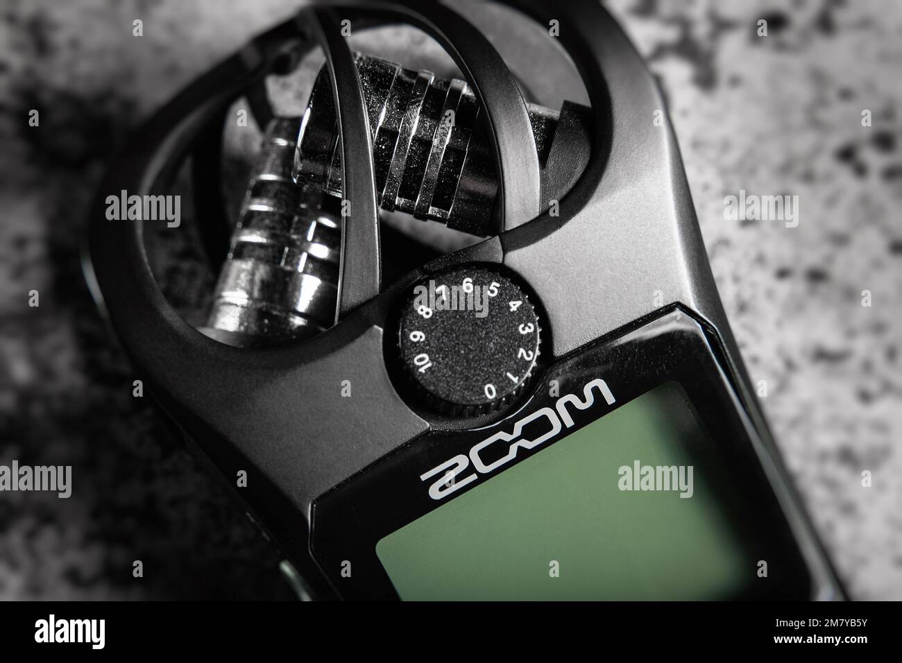 ZOOM H1N praktischer Recorder mit Mikrofon für Sprachaufnahmen. Stockfoto