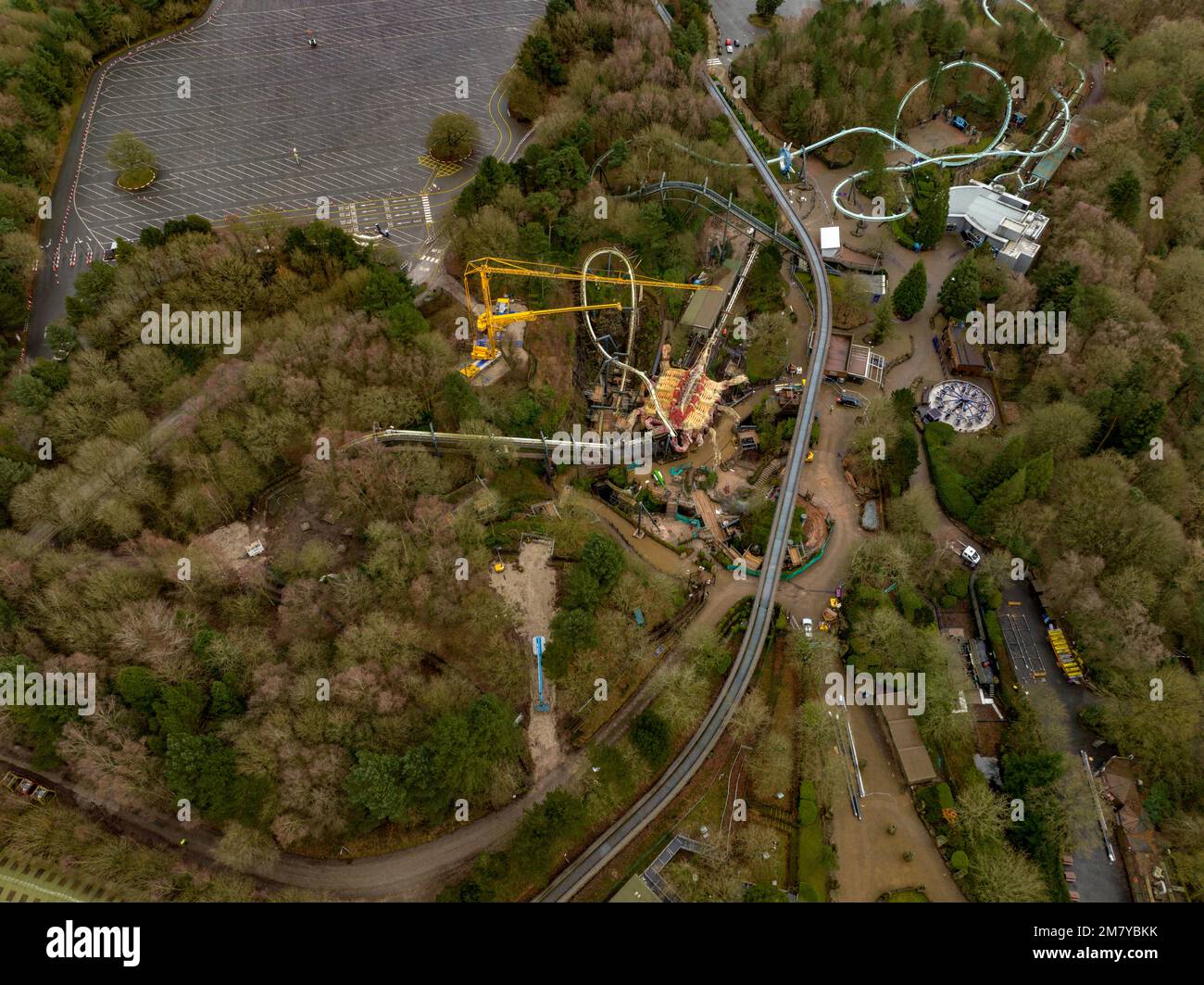 Aerial Drohne aus dem Air Filmmaterial von Nemesis Rollercoaster in Alton Towers wird am 2022. JANUAR 2023 entfernt Stockfoto