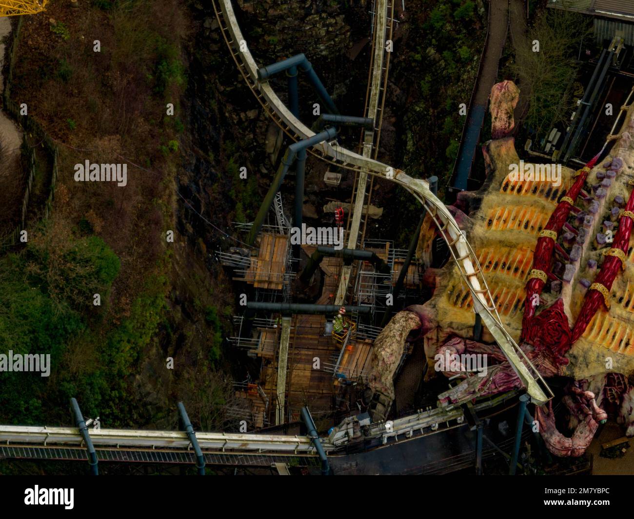 Aerial Drohne aus dem Air Filmmaterial von Nemesis Rollercoaster in Alton Towers wird am 2022. JANUAR 2023 entfernt Stockfoto