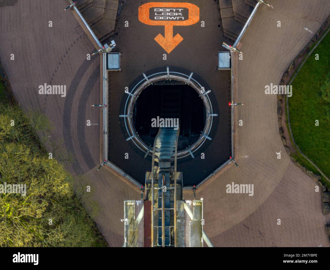 Aerial Drohne aus dem Air Filmmaterial von Nemesis Rollercoaster in Alton Towers wird am 2022. JANUAR 2023 entfernt Stockfoto
