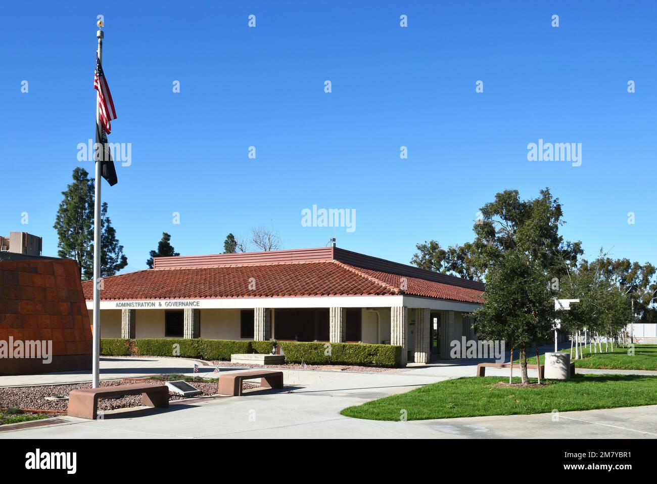 MISSION VIEJO, KALIFORNIEN - 8. JANUAR 2023: Veterans Memorial und das Verwaltungs- und Regierungsgebäude auf dem Campus des Saddleback College. Stockfoto