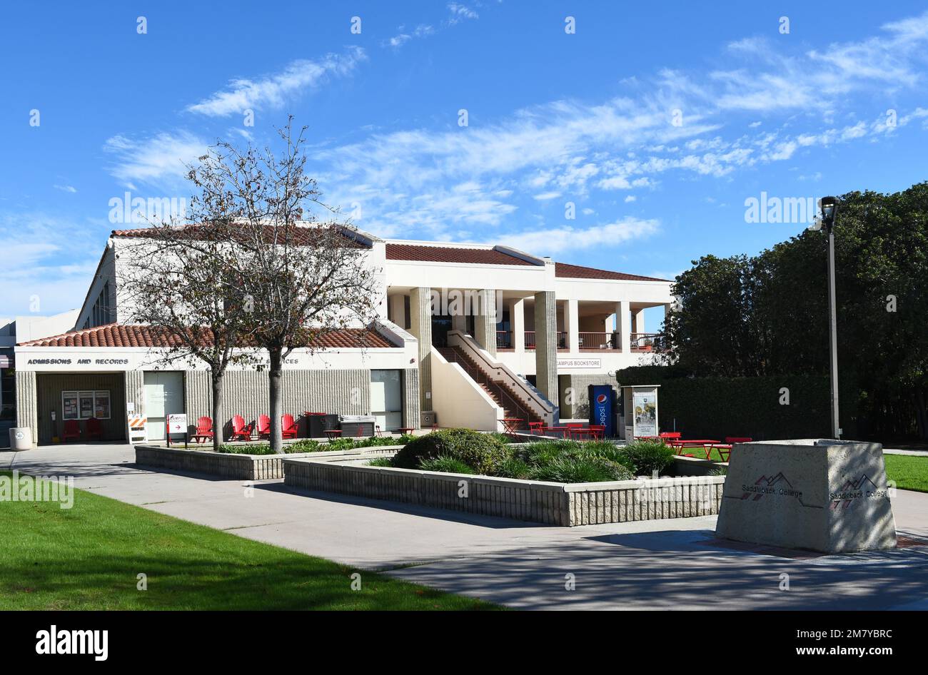 MISSION VIEJO, KALIFORNIEN - 8. JANUAR 2023: Gebäude für Eintrittsgelder und Aufzeichnungen auf dem Campus des Saddleback College. Stockfoto