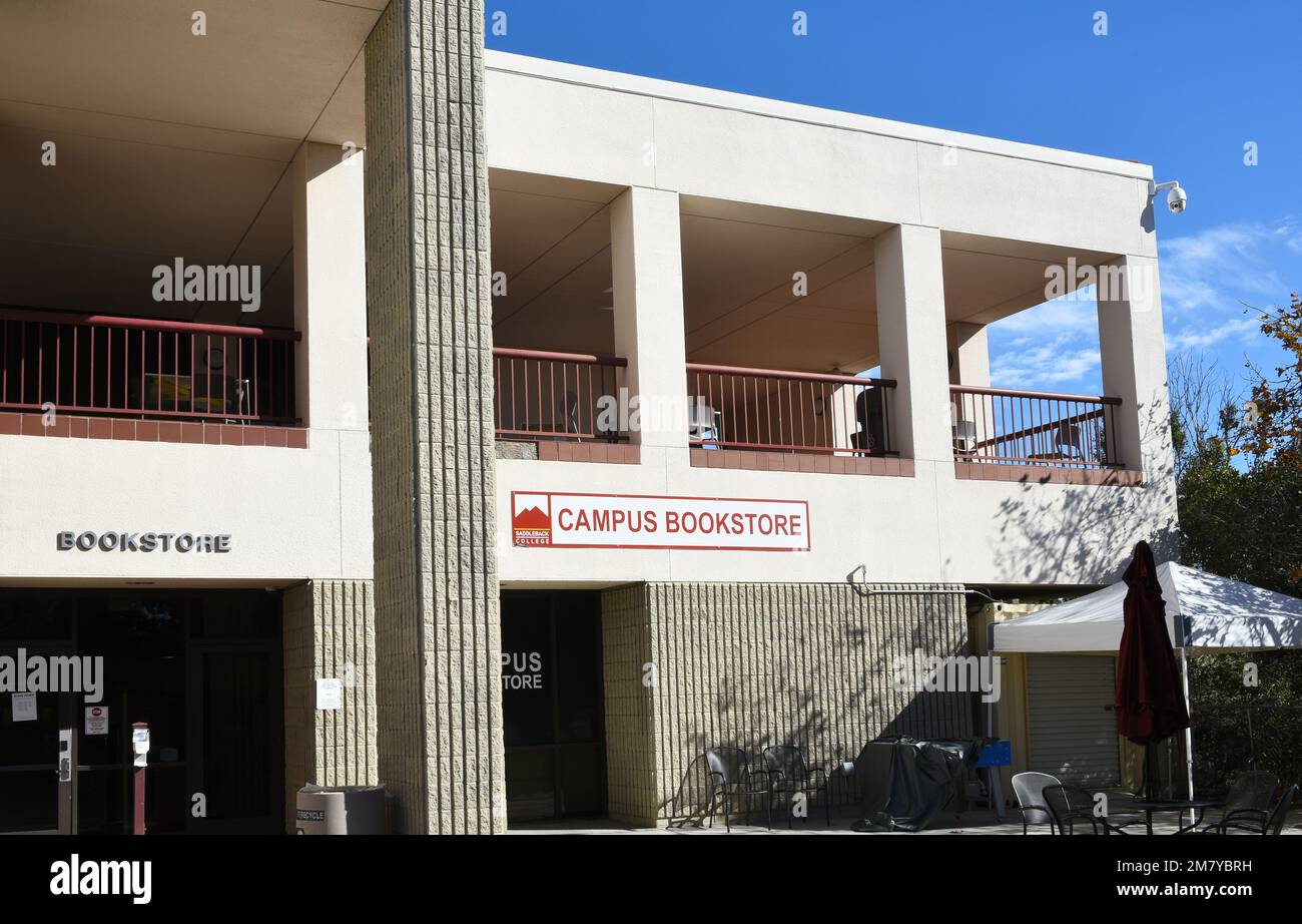 MISSION VIEJO, KALIFORNIEN - 8. JANUAR 2023: Campus Bookstore am Saddleback College. Stockfoto