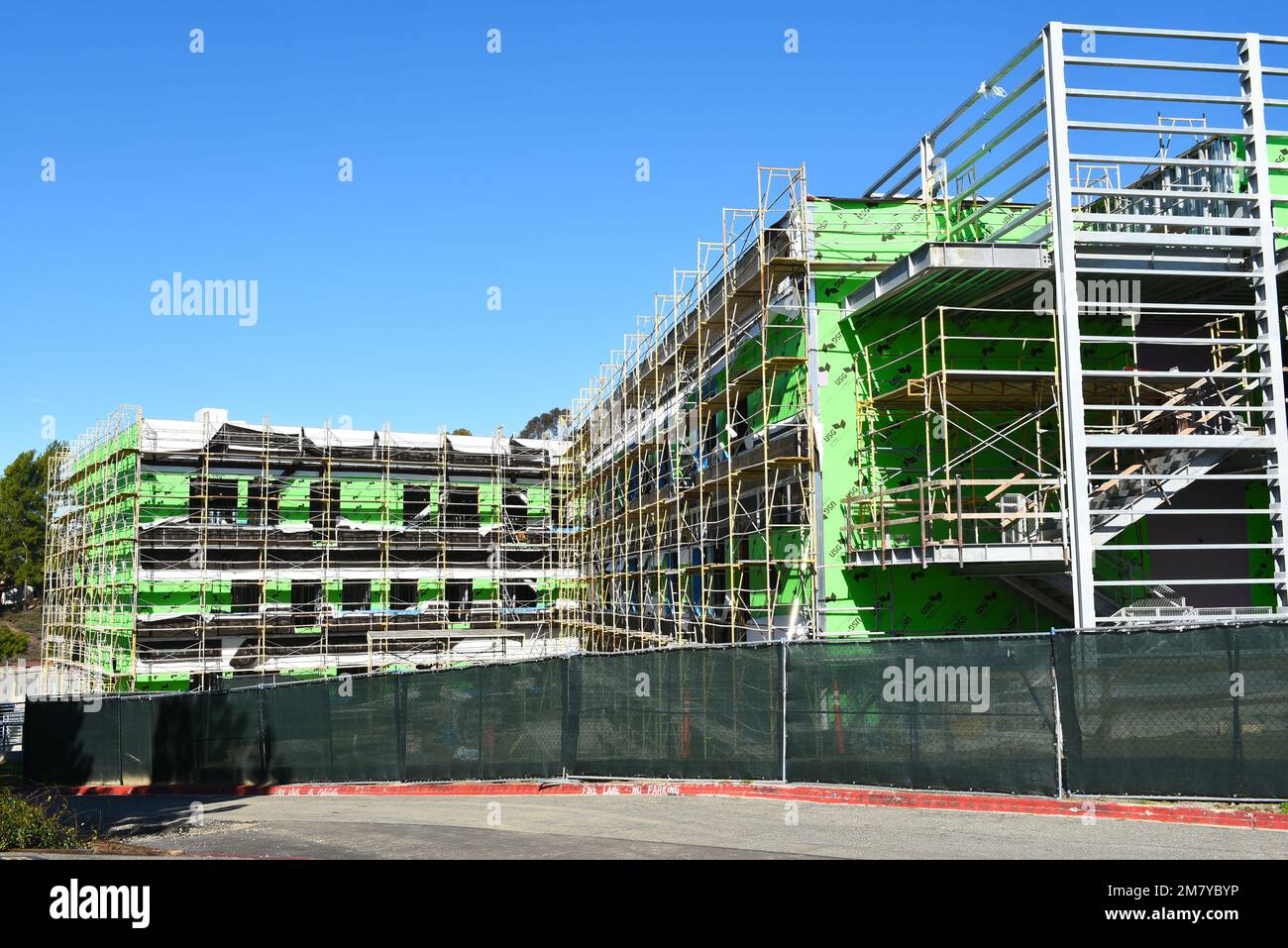 MISSION VIEJO, KALIFORNIEN - 8. JANUAR 2023: Bau des Gateway Building auf dem Campus des Saddleback College. Stockfoto